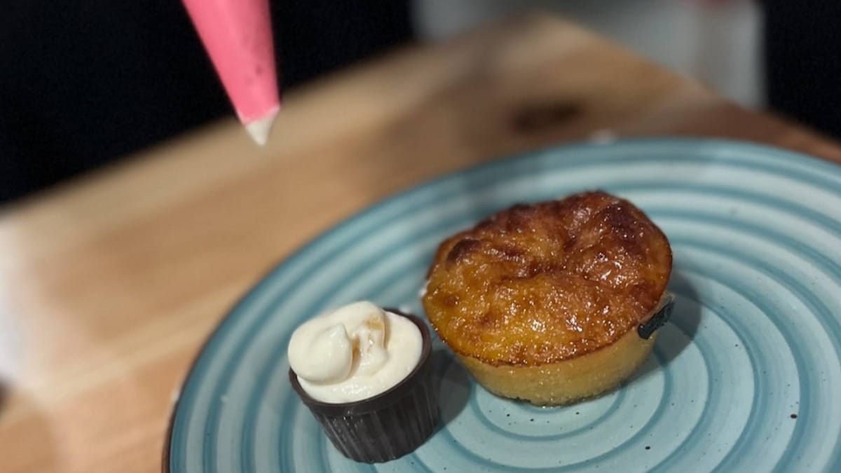 Un postre con una presentación magnífica preparado durante tu taller culinario práctico
