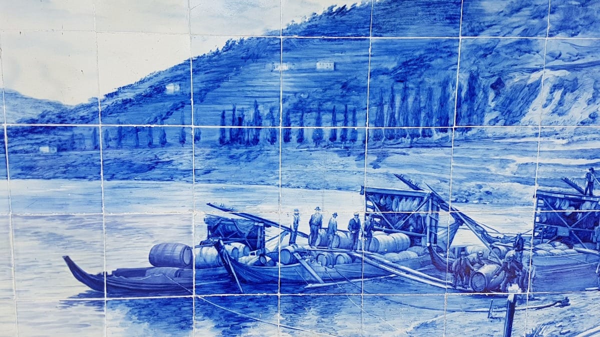 Azulejos azules en la estación de tren de Pinhão que representan la producción de Vino de Oporto y la región del Valle del Duero durante un tour guiado con Cooltour Oporto