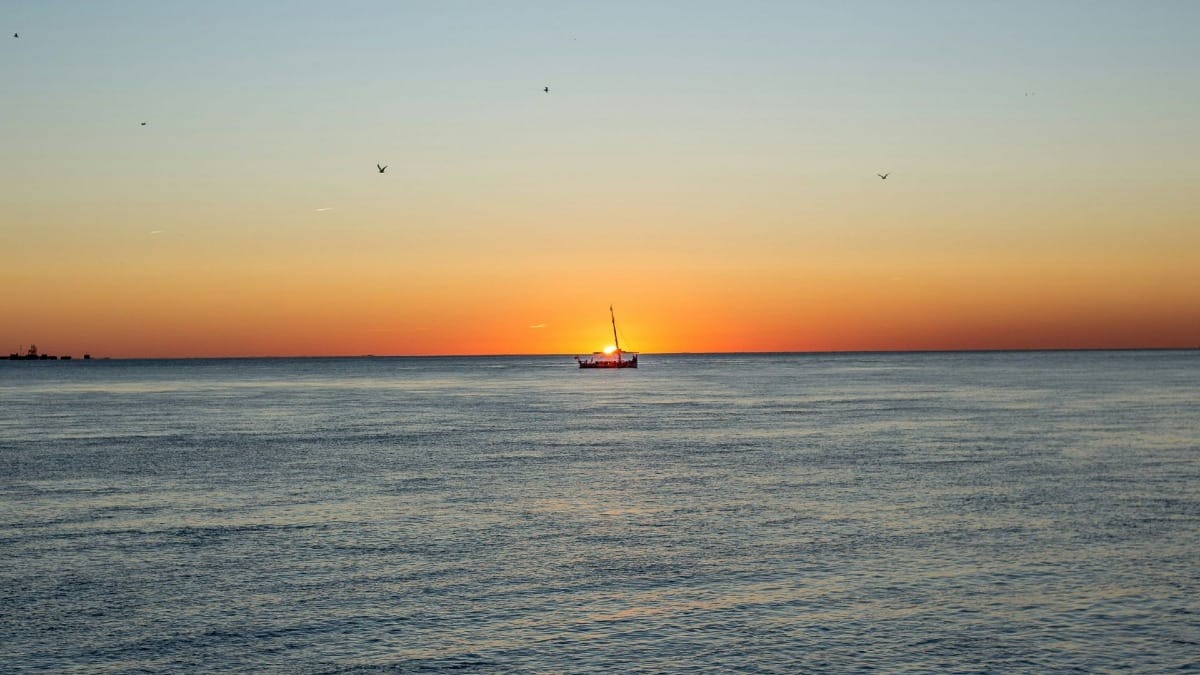 gk2R lisbon sunset over tagus river boat tour