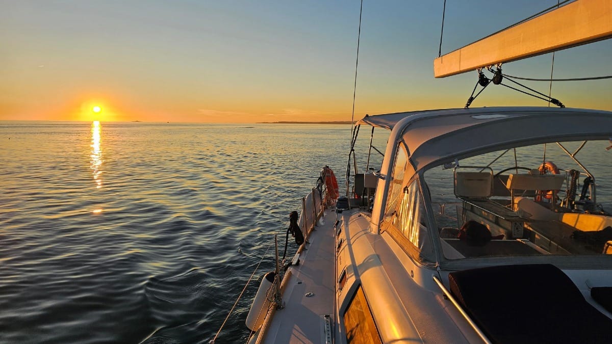 gpbO luxury yacht sunset lisbon private boat tour