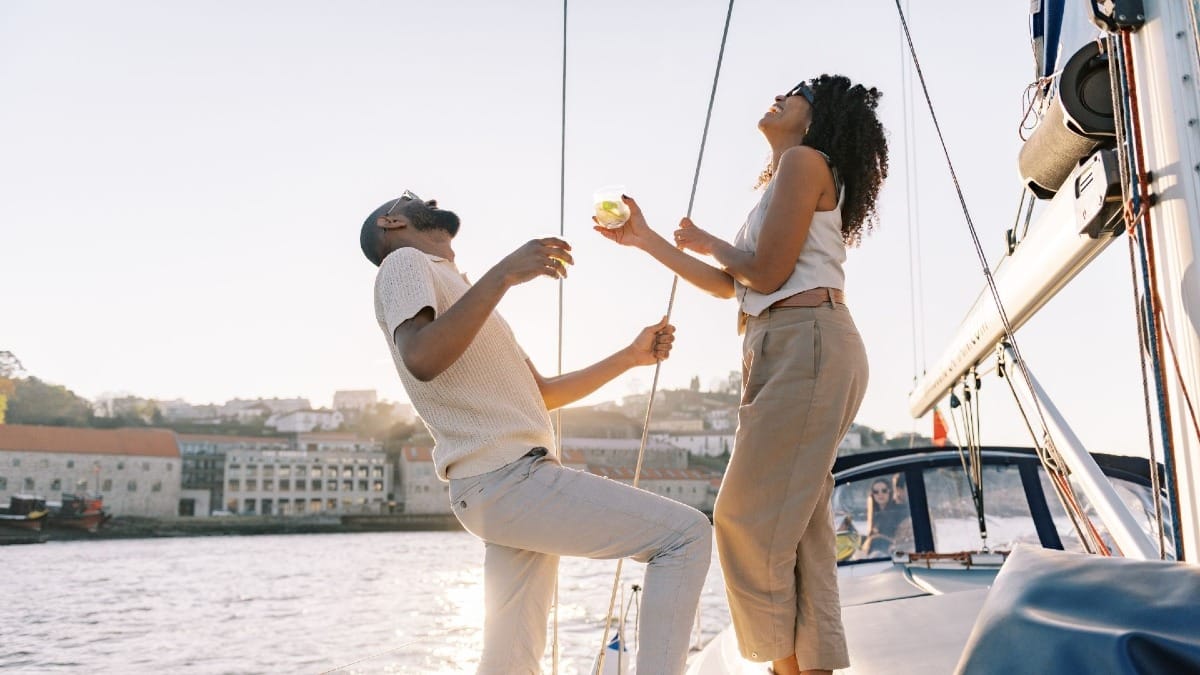 Invités profitant et s'amusant lors d'une croisière privée au coucher du soleil sur le fleuve Douro à Porto