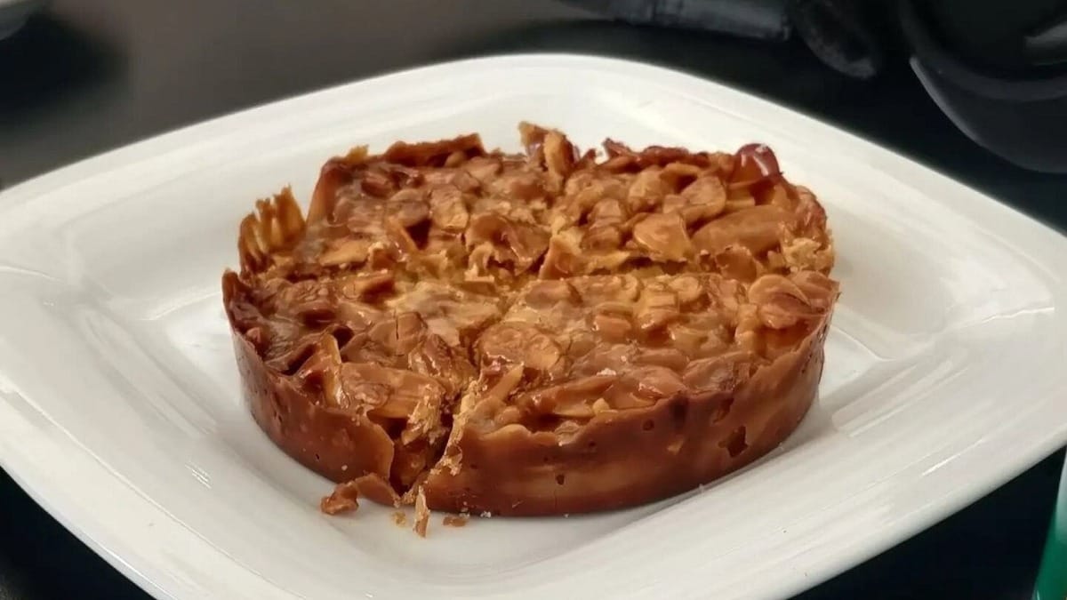 Fatia de tarte de amêndoa servida num prato branco durante a paragem de sobremesas do Tour Gastronómico de Lagos