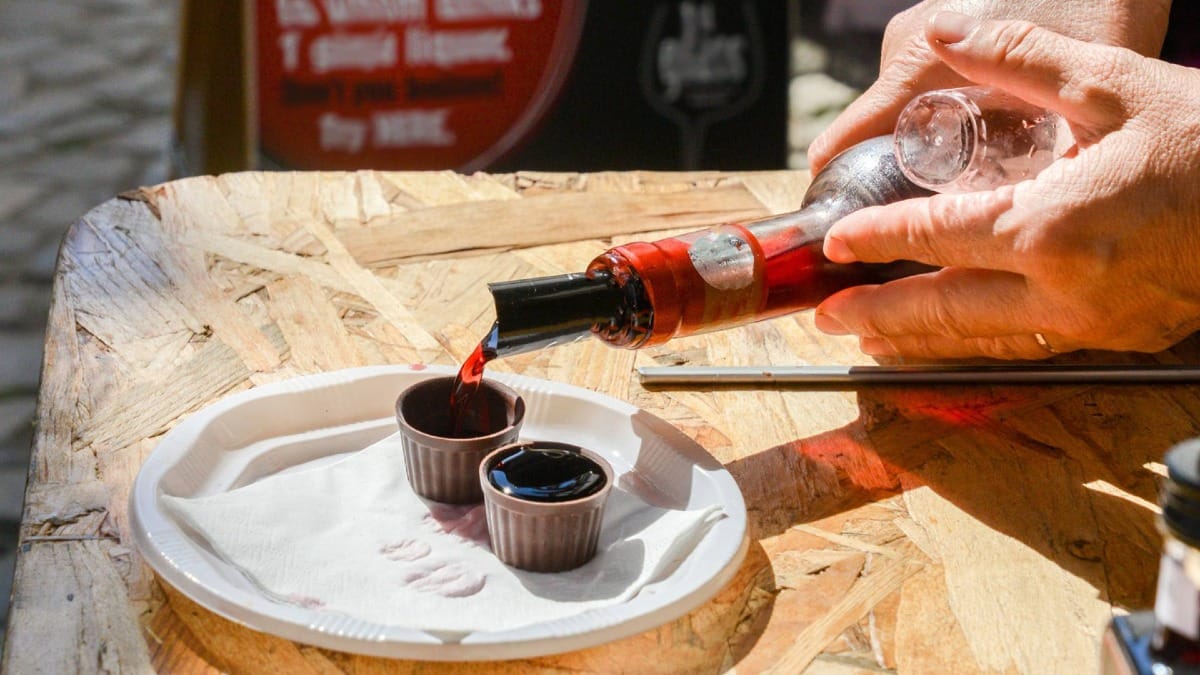 hMN9 obidos ginginha pouring closeup