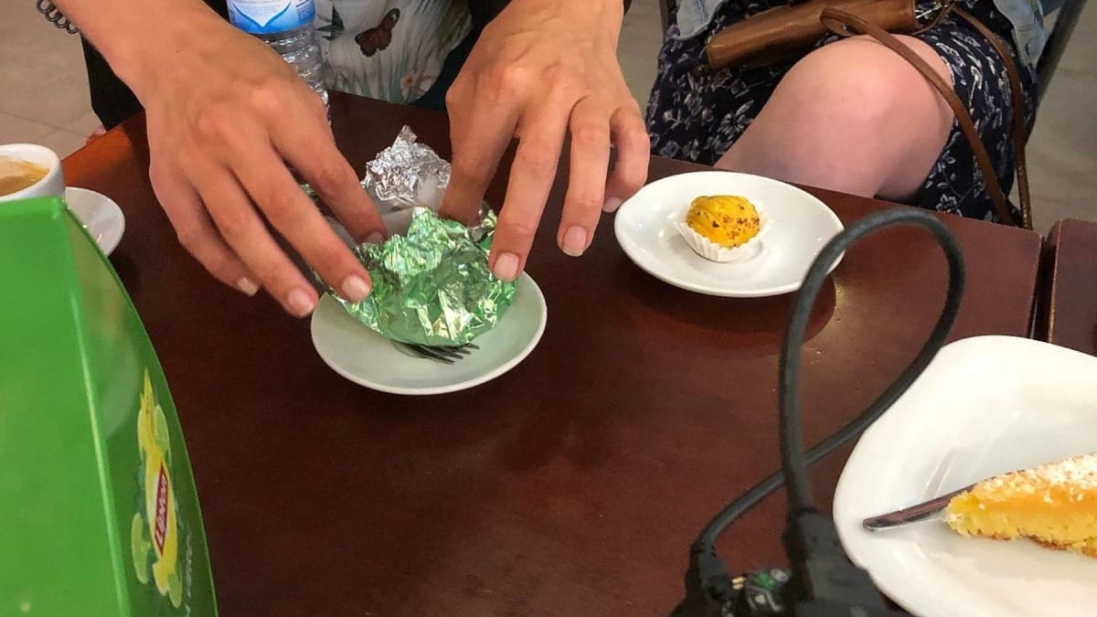 Dom Rodrigo tradicional embrulhado em papel e outros doces de ovos algarvios servidos com café