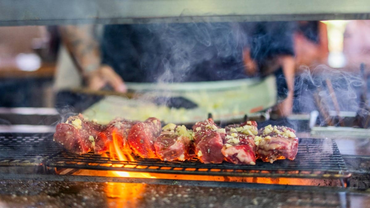 Prueba la emblemática espetada de Madeira, asada a la brasa al aire libre según la tradición