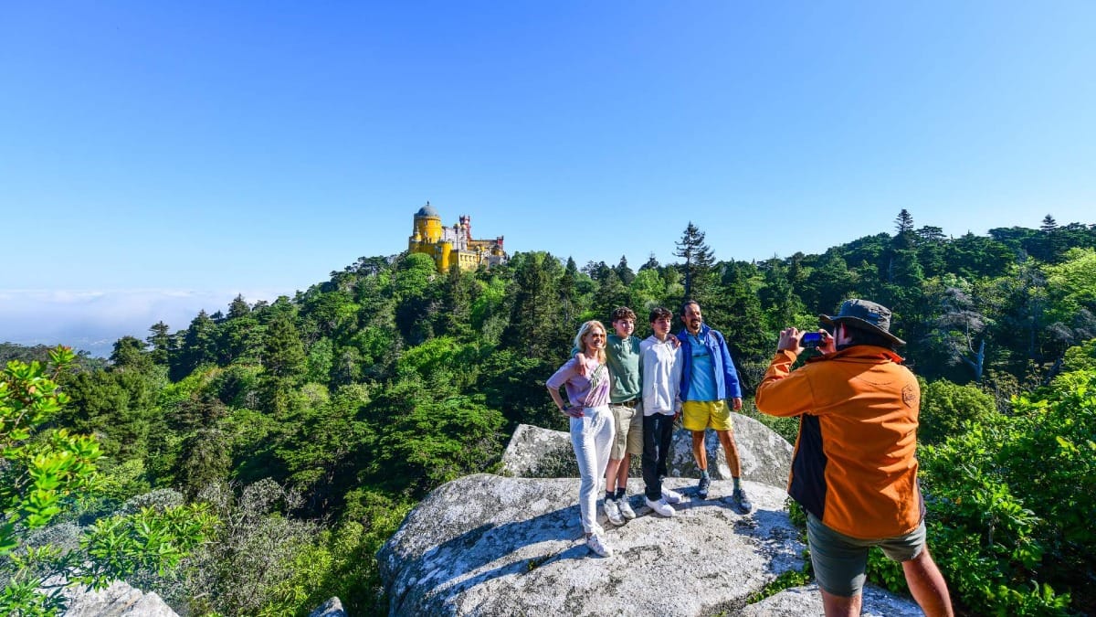 Parada para hacer fotos con impresionantes vistas del Palacio de Pena durante la excursión en bicicleta eléctrica por Sintra