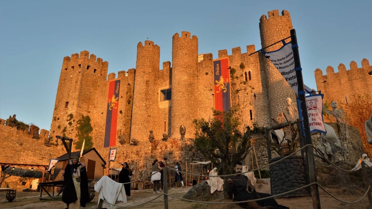j2sE obidos castle medieval fair banners