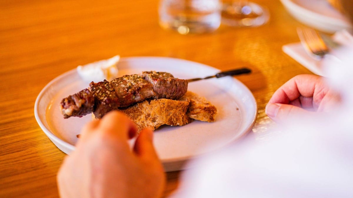 Saborea los intensos sabores de la tradicional espetada de Madeira, una auténtica especialidad de la isla