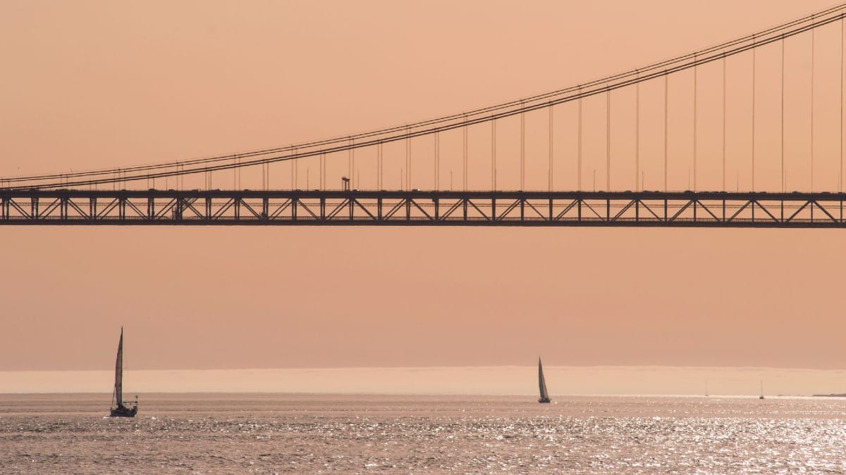 joNV lisbon bridge sunset time boat tour
