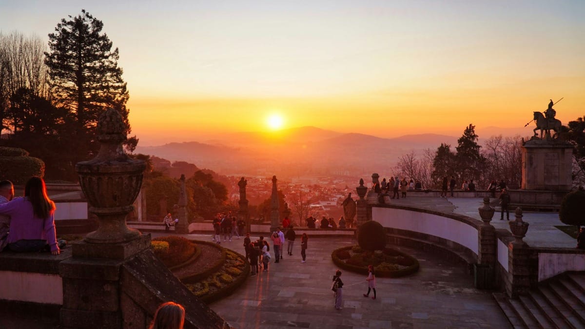 Puesta de sol sobre el Santuario del Bom Jesus y sus jardines en Braga durante un tour de Braga y Guimarães con Cooltour Oporto