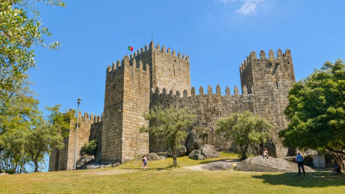 View of Guimarães Castle surrounded by its gardens during a private day tour from Porto with Cooltour Oporto.
