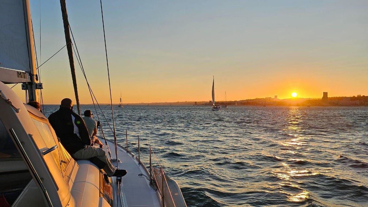 lLxB lisbon private boat tour for couples