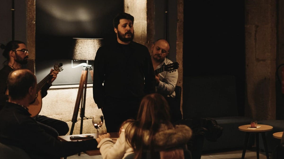 Concierto tradicional de Fado en Oporto con público sentado y ambiente con velas por Cooltour Oporto