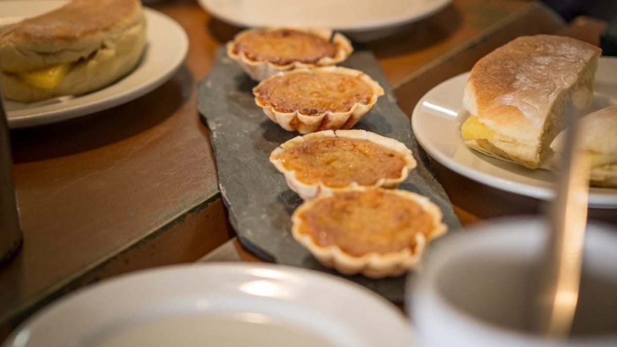 Dégustez du thé local et des douceurs sucrées lors de votre voyage culinaire à travers São Miguel