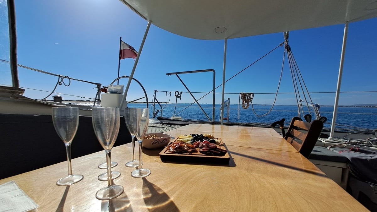mWNz catamaran with drinks and lunch faro
