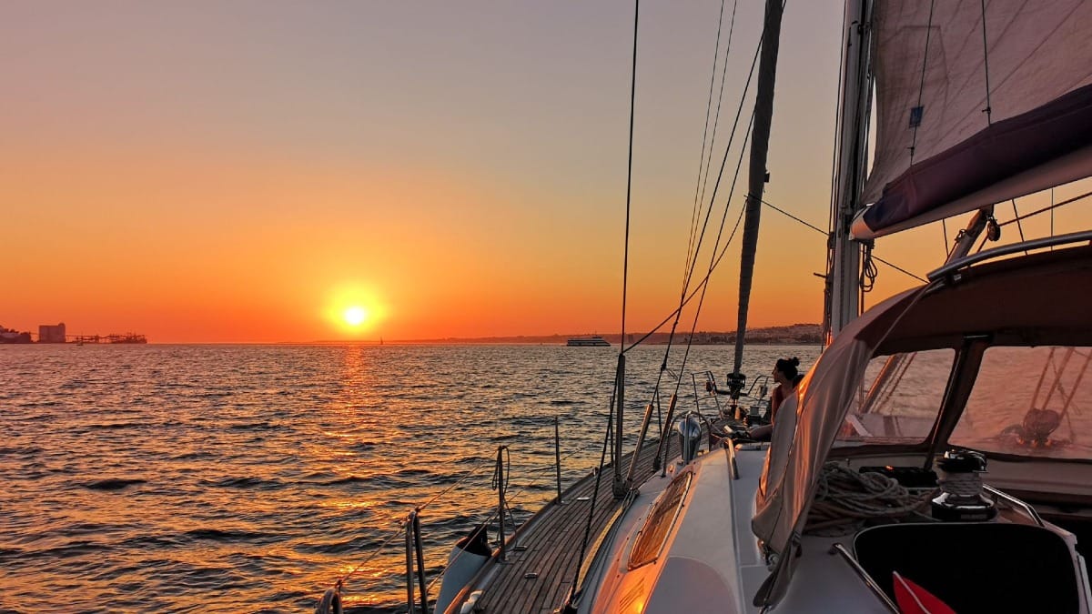 mxmB private boat sunset tour romantic lisbon