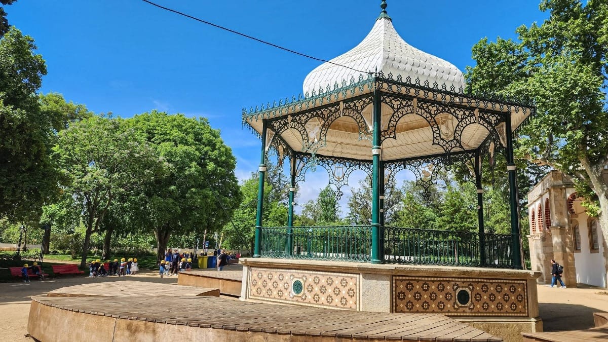 Una relajante vista de los jardines públicos de Évora, donde la naturaleza y el patrimonio se unen en un entorno tranquilo.