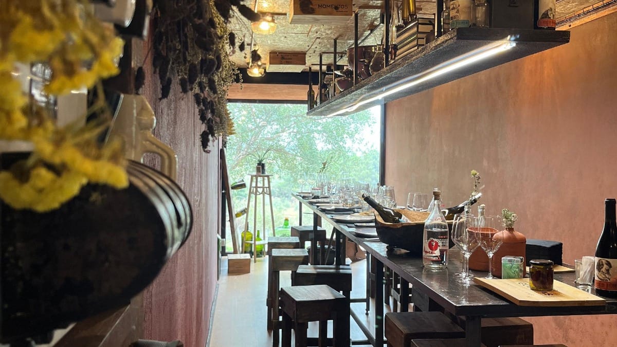 Bodega boutique del Duero preparada para una íntima sesión de cata con vinos y platos locales