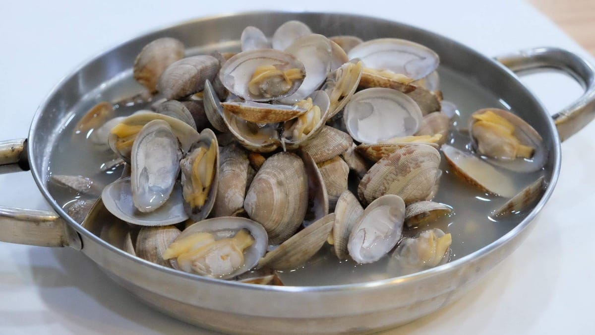 Amêijoas à algarvia servidas com alho e vinho branco no Tour Gastronómico de Faro