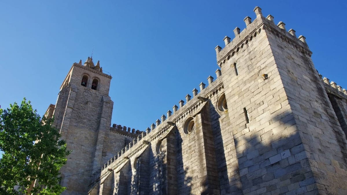 L'impressionnant extérieur de la cathédrale Sé et du Cabido d'Évora, l'un des monuments religieux médiévaux les plus importants du Portugal.