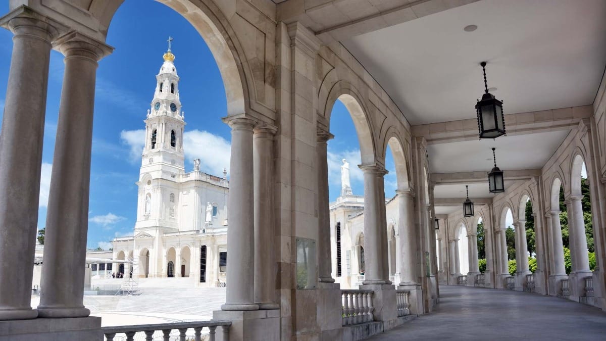 o69O fatima private walking tour main square with pilgrims