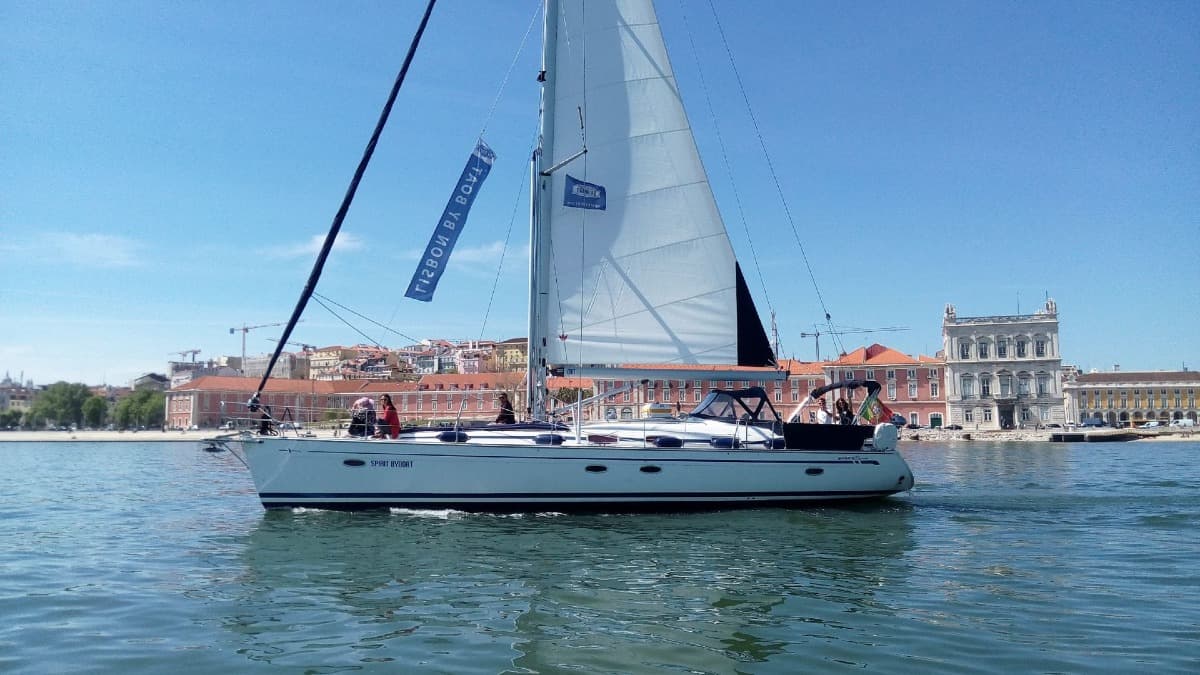 Paseo en Barco por Lisboa con Bebidas y Aperitivos