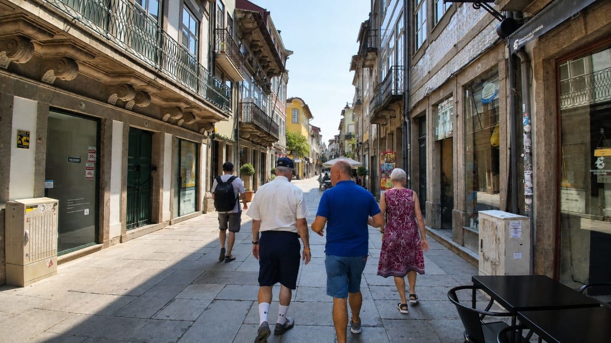 Passeio pelas encantadoras ruas do centro histórico de Braga acompanhado por um guia local experiente.