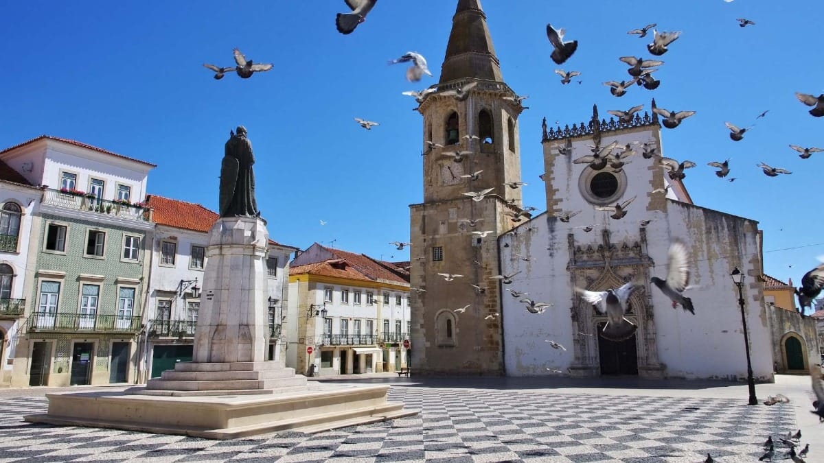 p3Mo private tomar walking tour statue and sao joao baptista church
