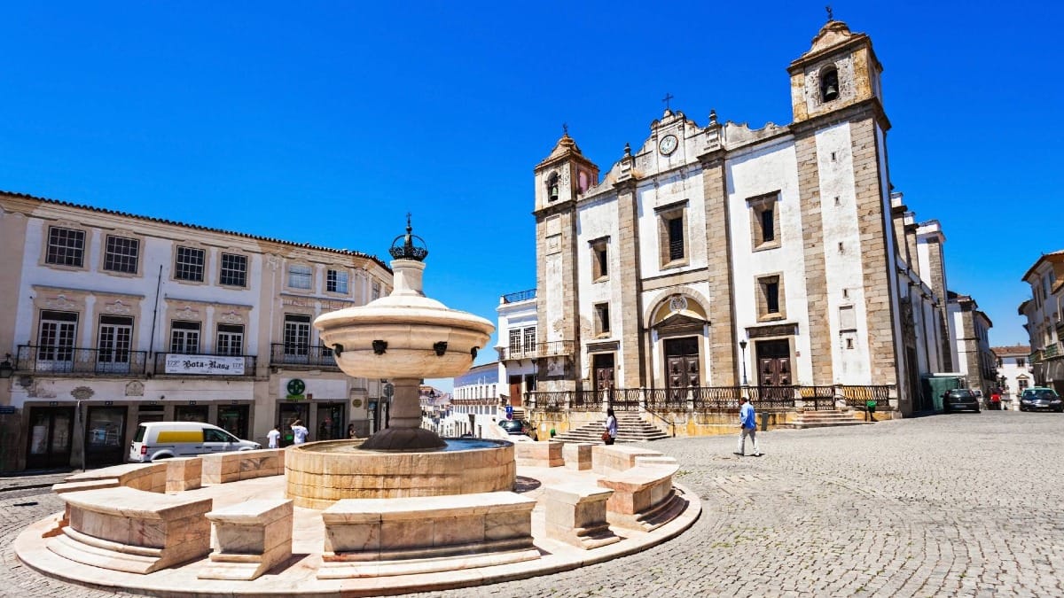 The elegant Santo Antão Church standing proudly over Praça do Giraldo, the vibrant heart of Évora’s historic centre.