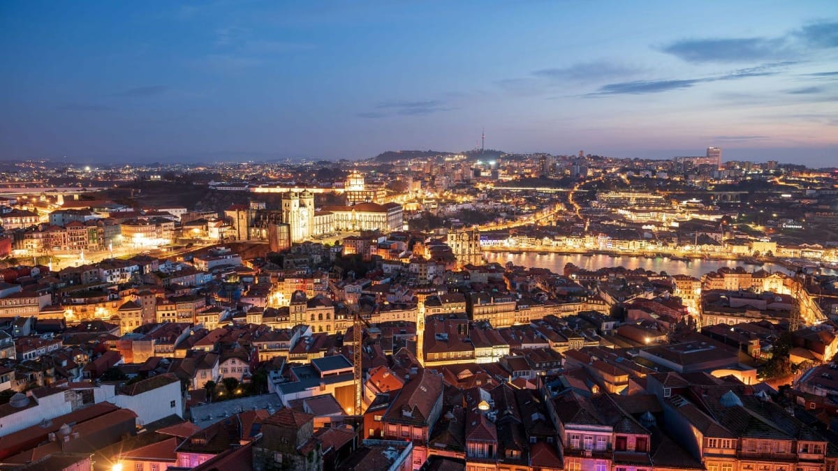 Descubra el encanto del Centro Histórico de Oporto al anochecer durante el Tour Nocturno con Cooltour Oporto