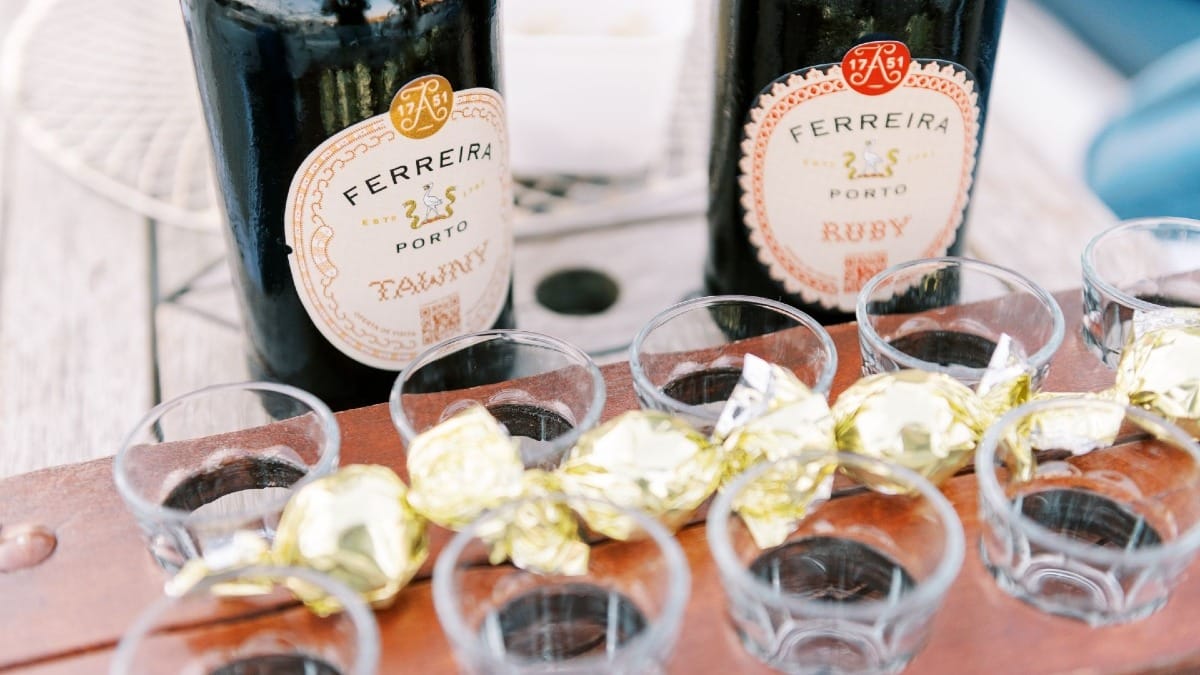 Bouteilles de vin de Porto et verres présentés lors d'une excursion en bateau à Porto