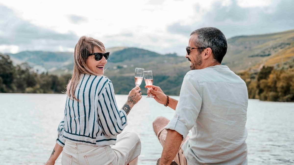 Paseo Privado en Barco Solar por el Valle del Duero con Cata de Vinos
