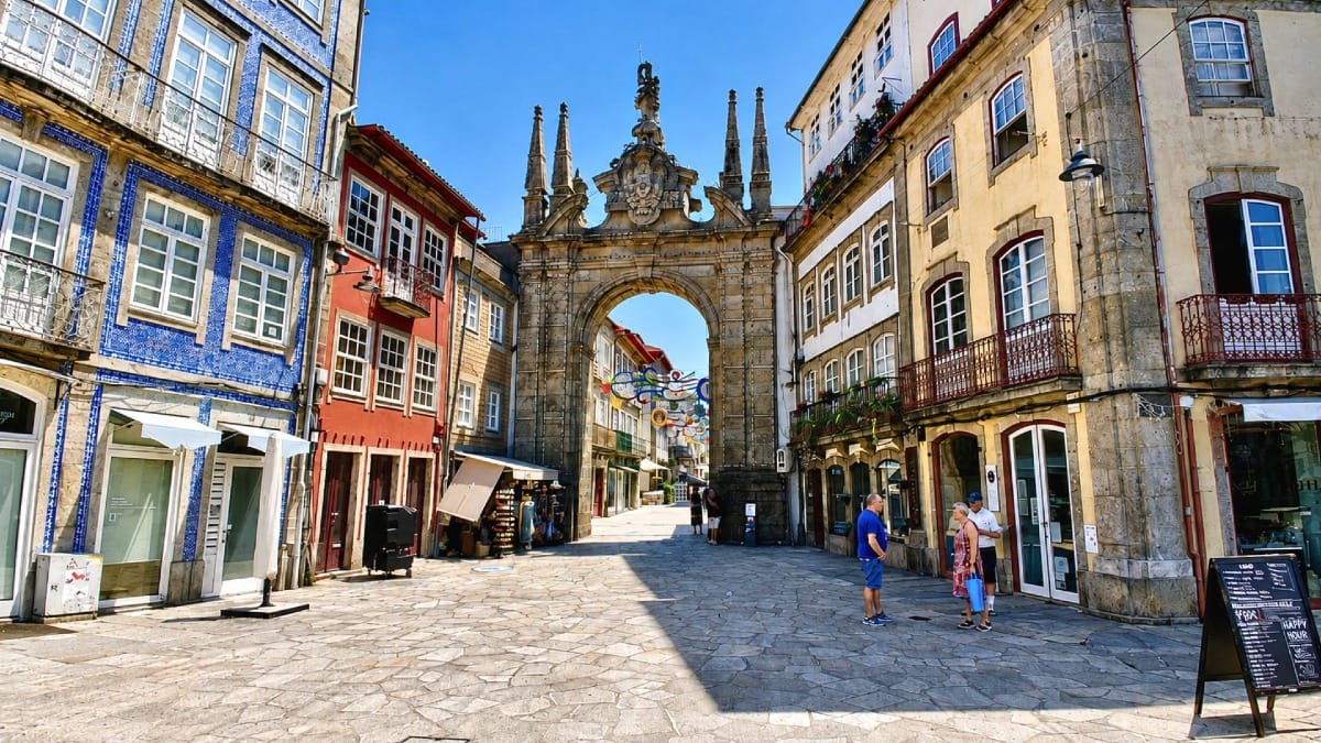 Arco da Porta Nova, ligando o centro histórico de Braga a uma das suas animadas ruas comerciais.