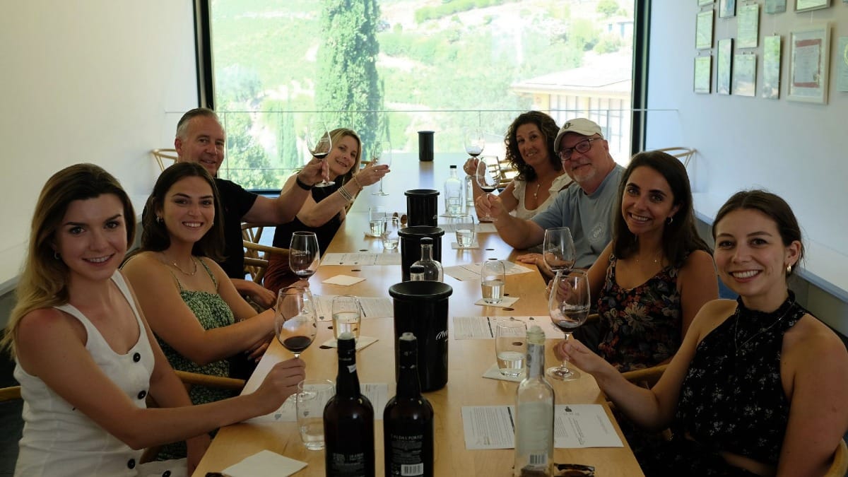 Cata de Vino de Oporto tras visitar una bodega durante un tour guiado por el Valle del Duero desde Oporto con Cooltour Oporto