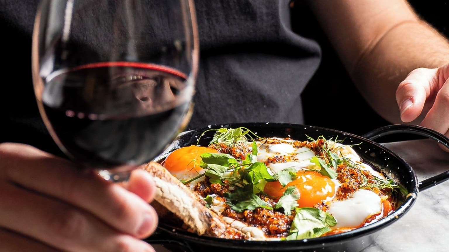 O “Espécie”, um restaurante encantador no centro da cidade, na Rua da Picaria, oferece uma cozinha aberta e um menu que mistura conforto e inovação global.