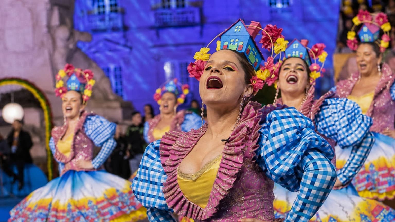 Participantes bailando durante el desfile de las Marchas Populares en el Festival de Santo António de Lisboa