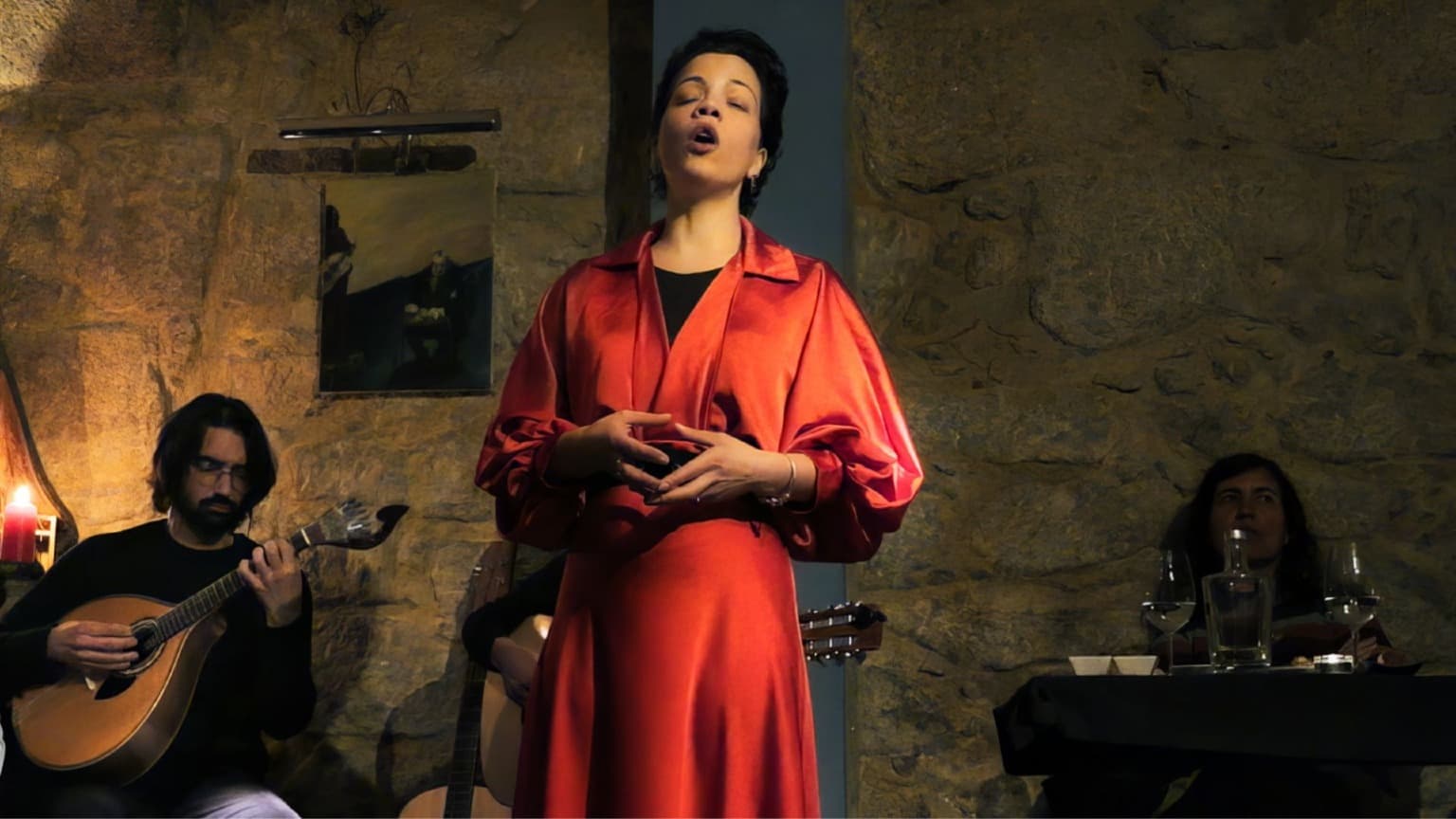 Des invités profitant d’un dîner-spectacle de fado à Porto, au Portugal