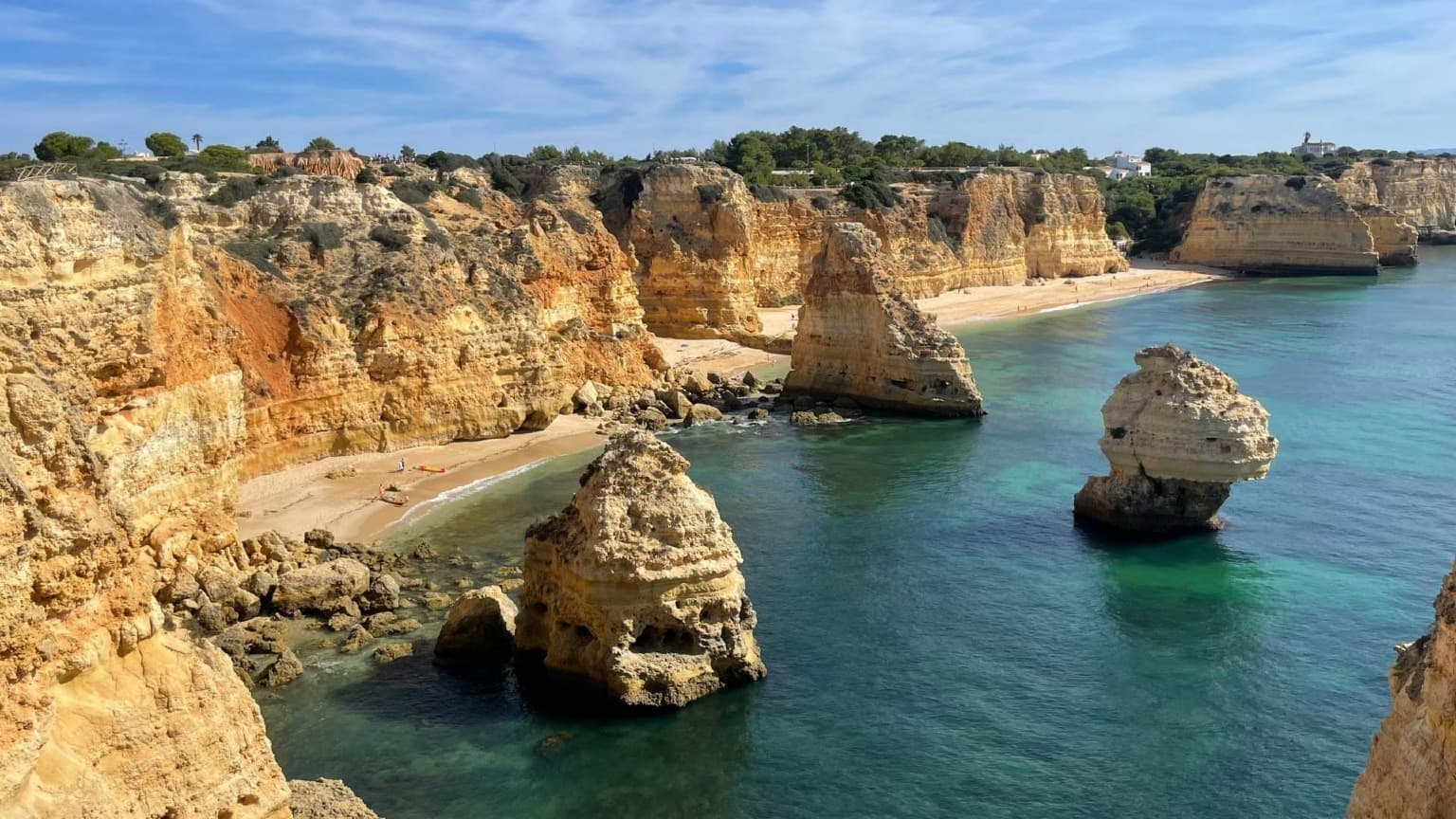 Falaises dorées et eaux turquoise à Praia da Marinha, l'une des plages les plus emblématiques de l'Algarve.