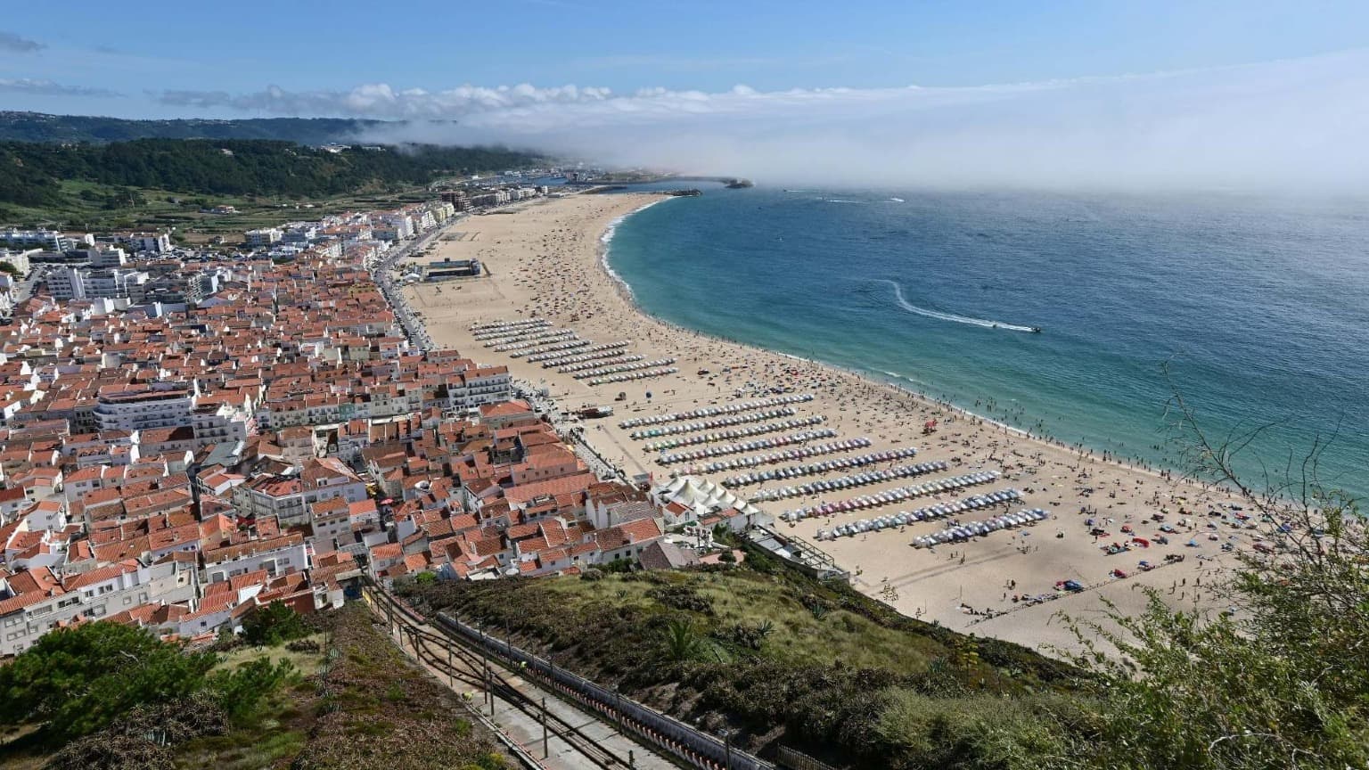 Vista panorâmica da Praia da Nazaré e do Sítio a partir das falésias, famosa cidade costeira do centro de Portugal.