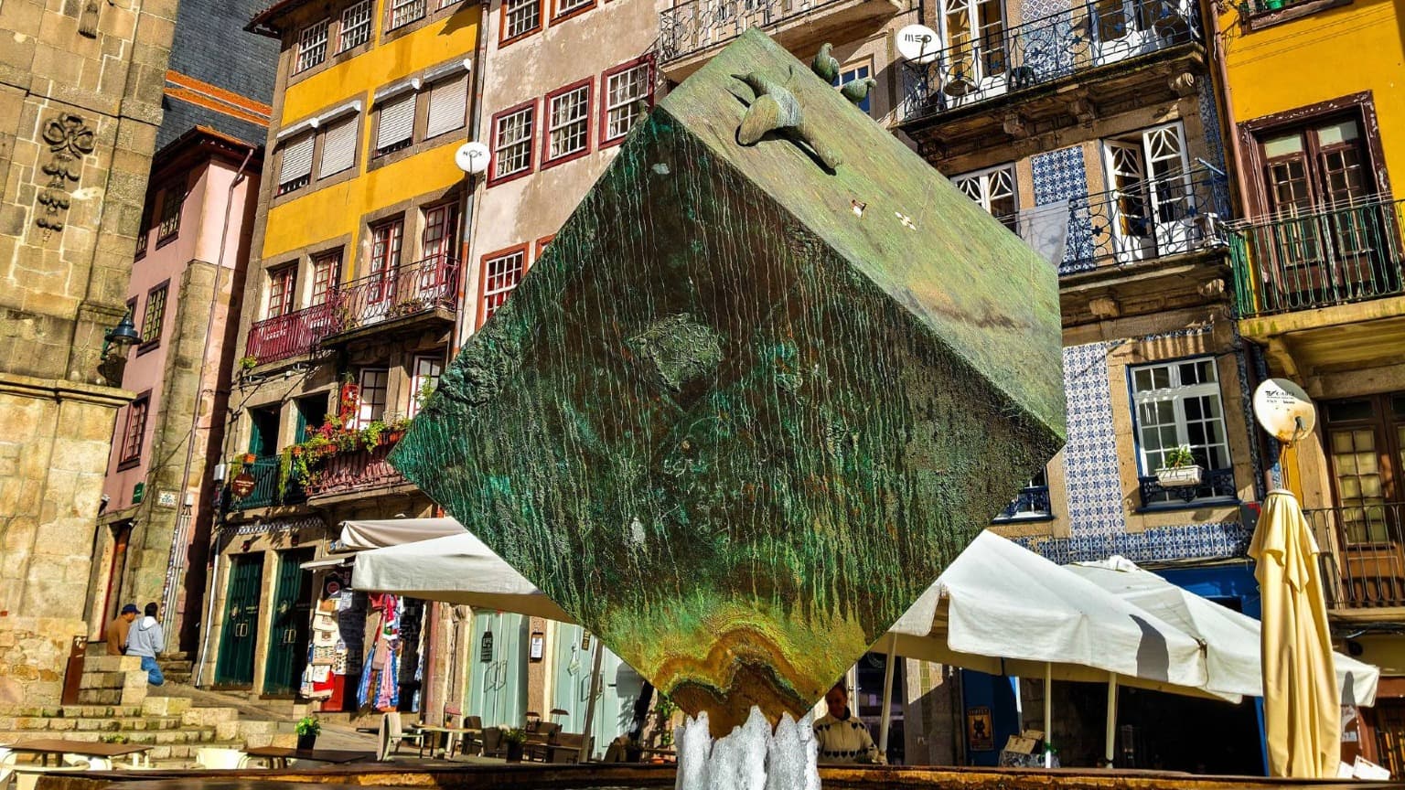 La Praça da Ribeira et la sculpture « Cubo da Ribeira » dans le quartier historique de Porto au bord du fleuve