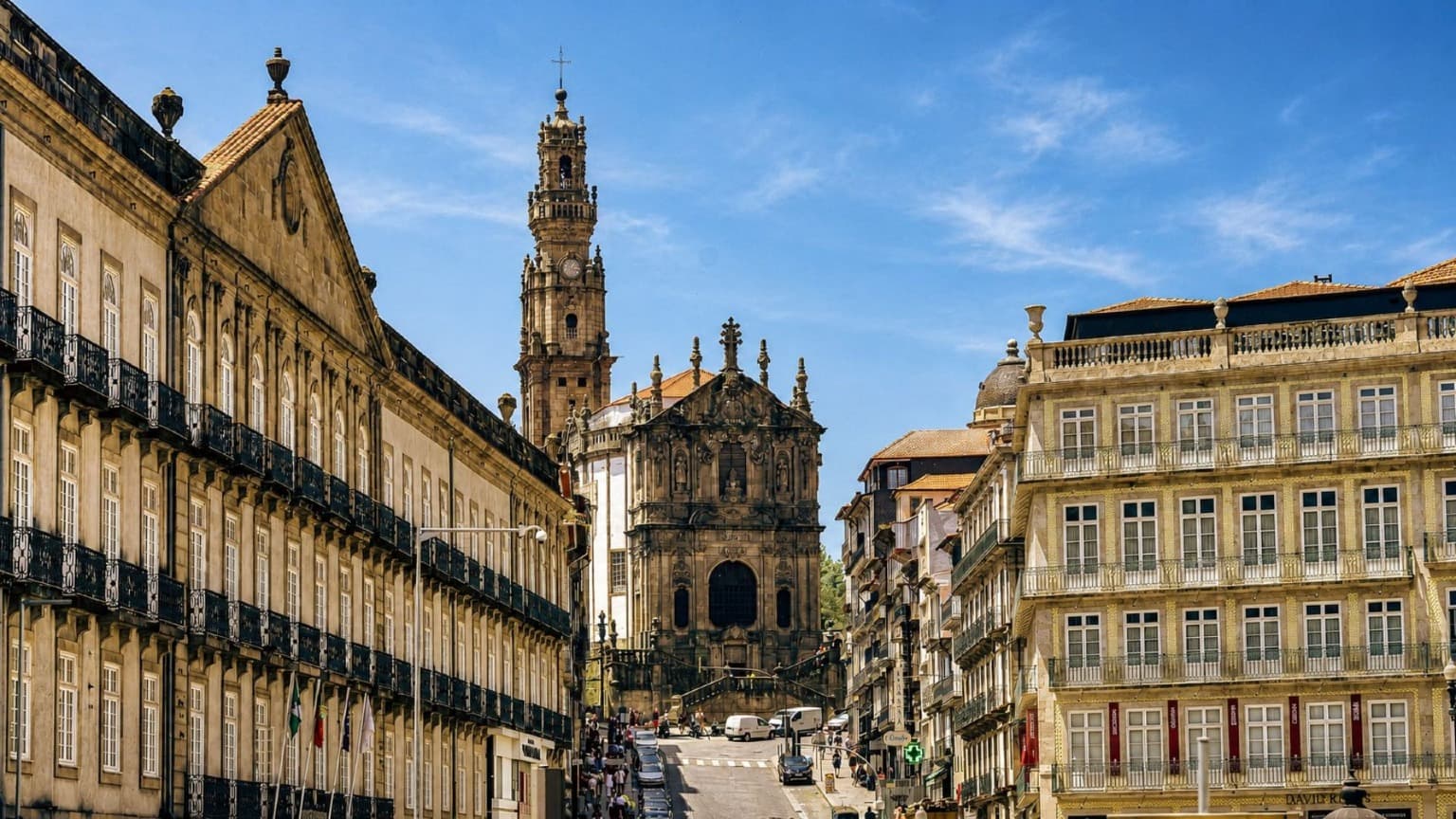 La iglesia y la torre de los Clérigos en Oporto, Portugal