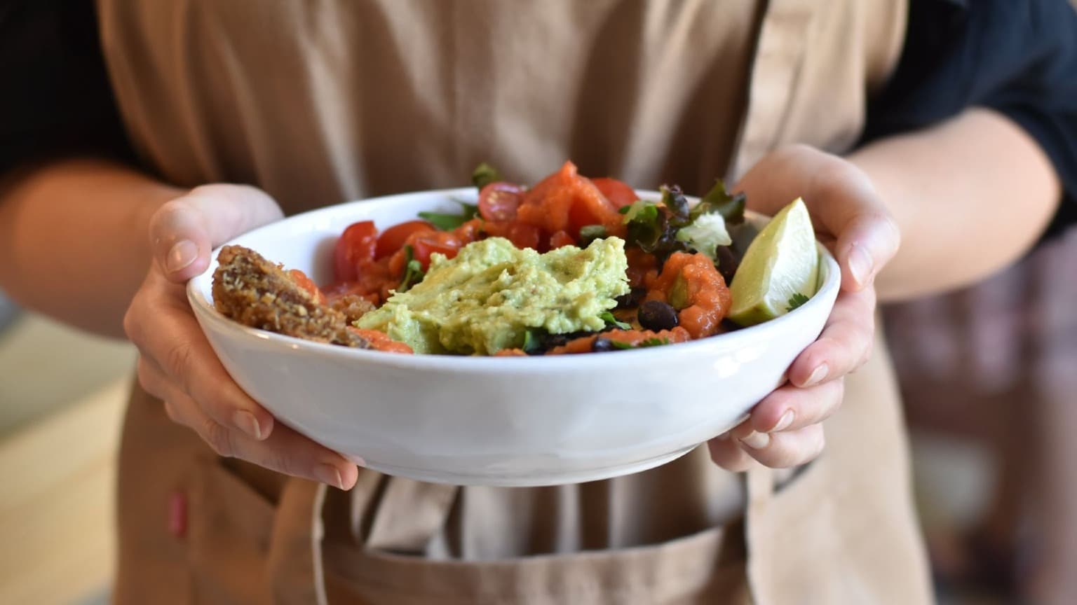 O “Kind Kitchen” na Rua de Ceuta serve pratos veganos criativos com um toque global, num ambiente amigável e casual que garante uma óptima experiência gastronómica.