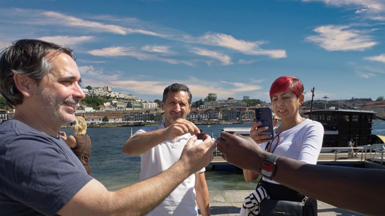 Participantes disfrutando de un tour gastronómico por Oporto en la Ribeira con un guía local de Cooltour Oporto