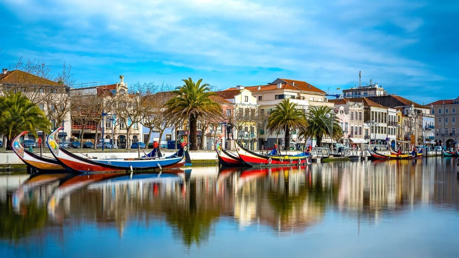 Barcos moliceiros tradicionais nos canais coloridos de Aveiro, conhecida como a Veneza de Portugal.