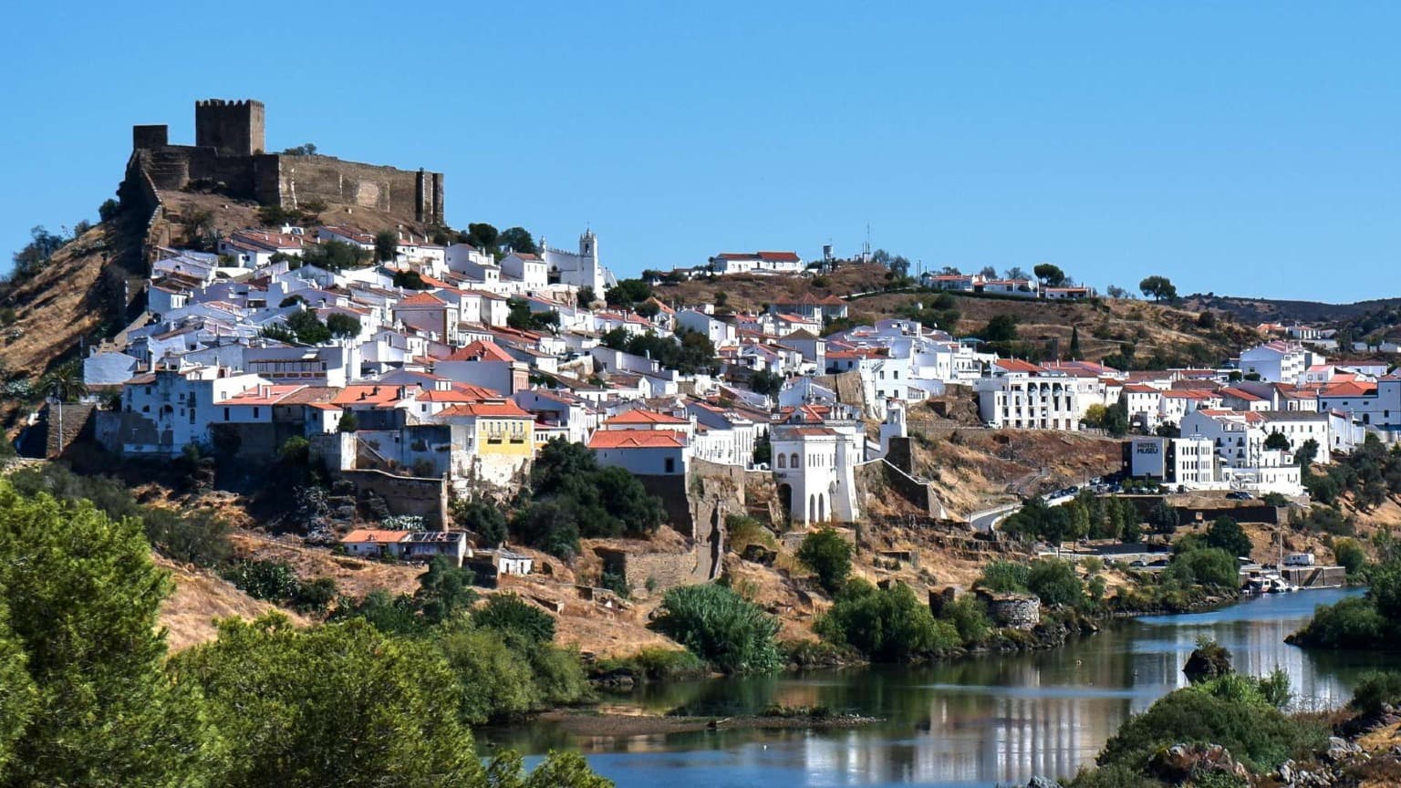 Histórico pueblo de Mértola con vistas al río Guadiana en el Baixo Alentejo