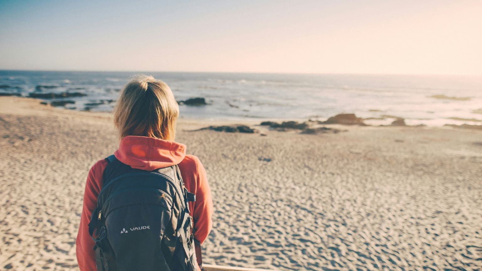 Imagen de una persona mirando al mar en Playa de Mindelo