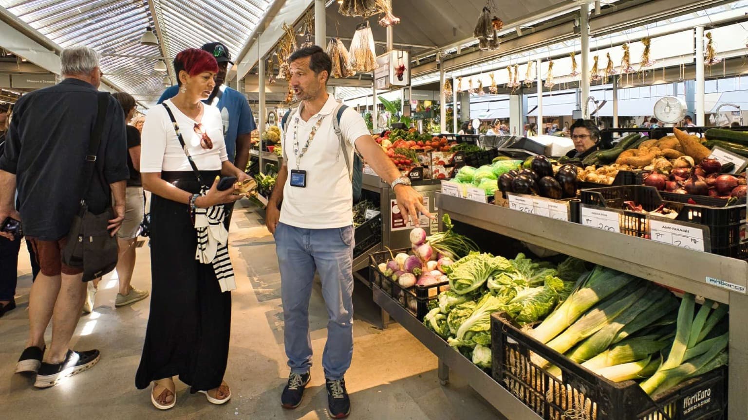 Huéspedes explorando los productos frescos durante el Cooltour Oporto Porto Food Tour en el Mercado do Bolhão