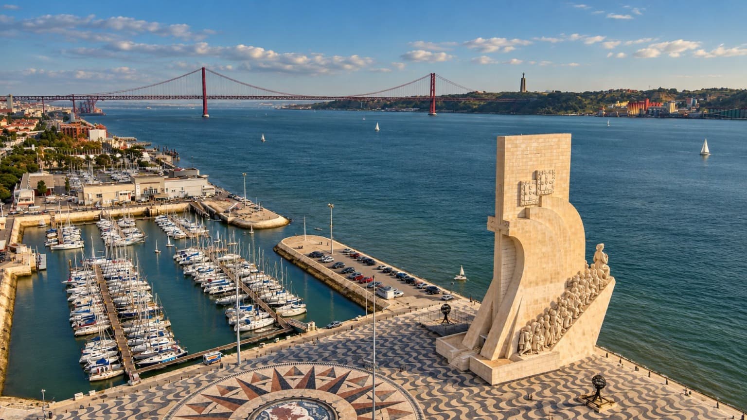 Vue d’en haut sur le Padrão dos Descobrimentos, au bord du Tage, à Belém, Lisbonne