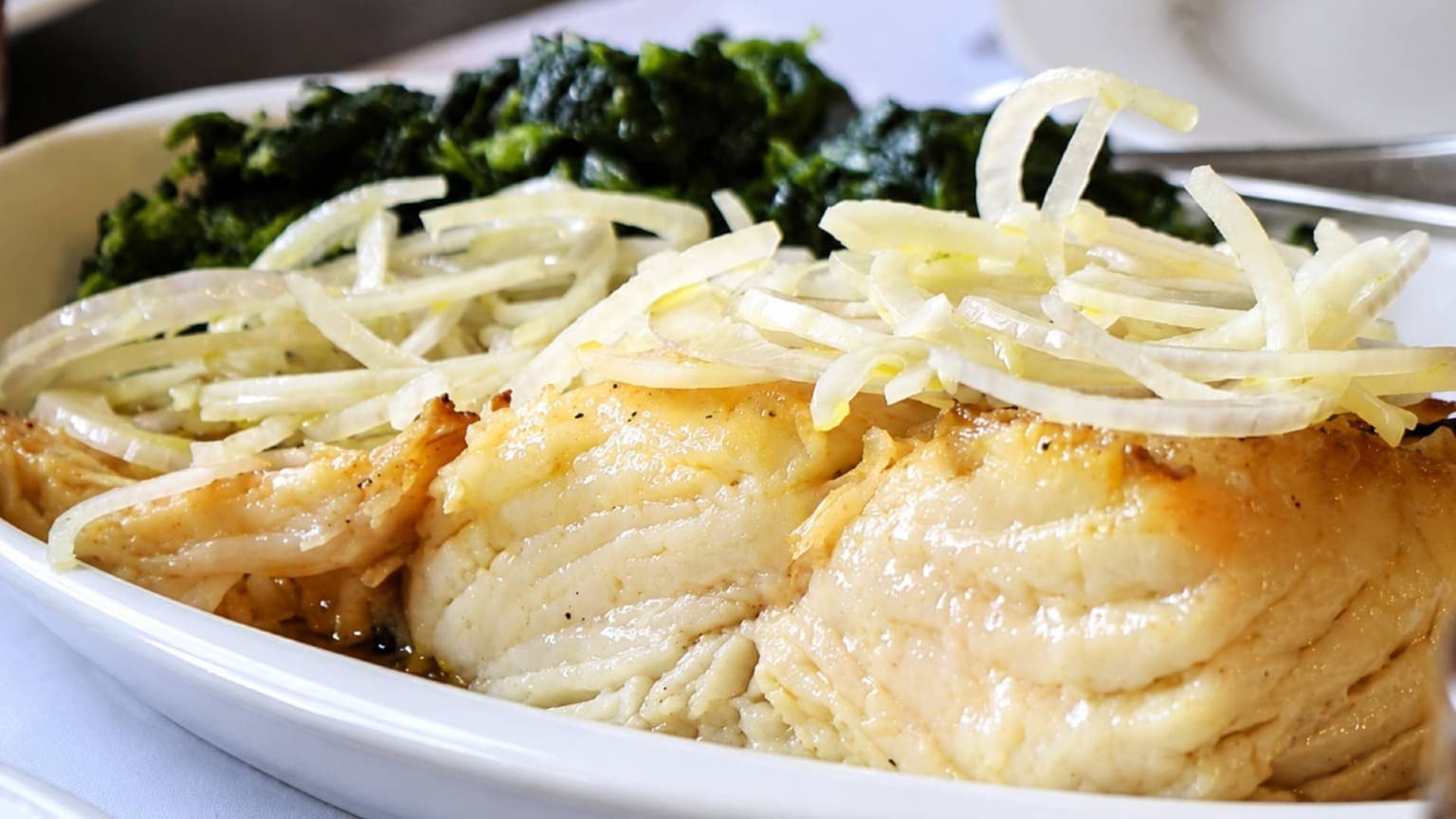 Bacalhau assado tradicional servido na Taberna Afonso, em Ponte de Lima, no Norte de Portugal