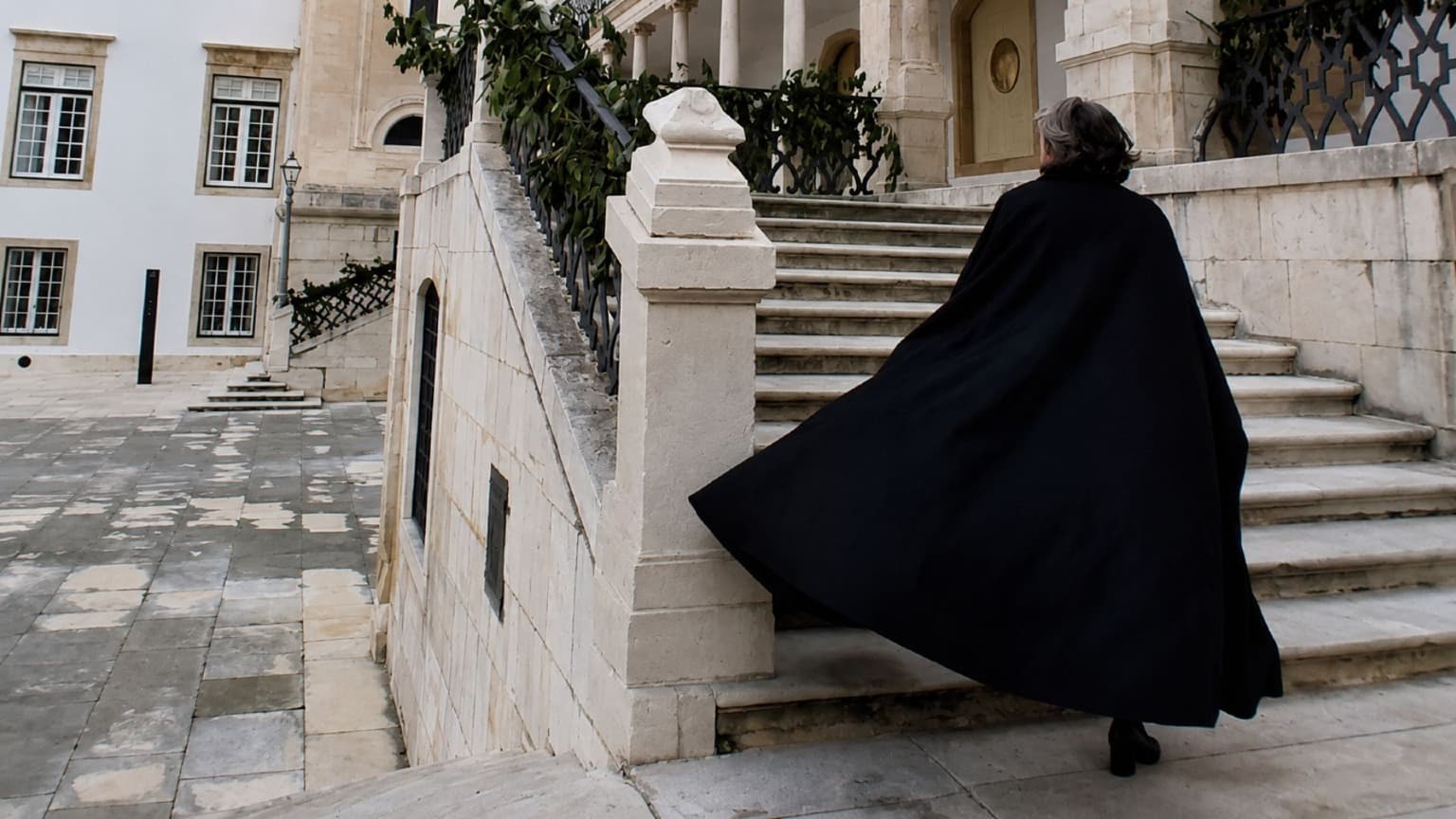 Estudante da Universidade de Coimbra com a tradicional capa académica preta